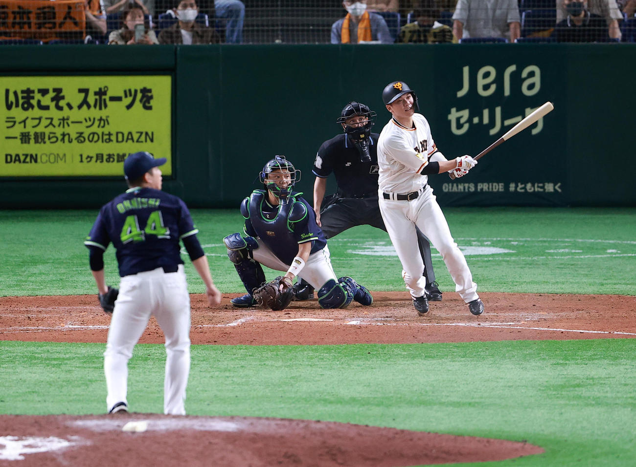 巨人対ヤクルト　7回裏巨人1死満塁、坂本は2点適時左二塁打を放つ。投手大西（撮影・浅見桂子）