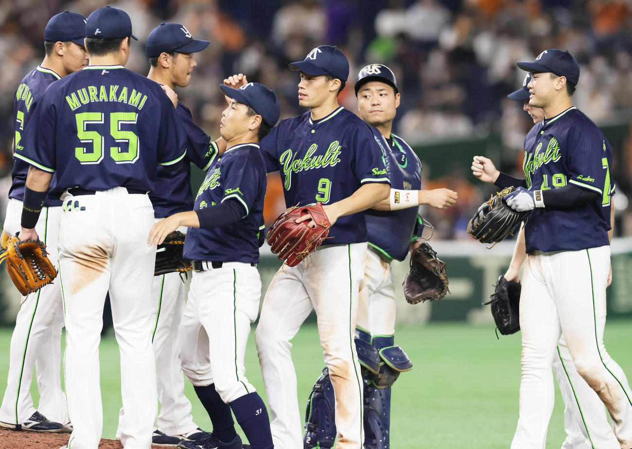 巨人対ヤクルト　引き分けに終わりタッチを交わすヤクルト塩見（中央）ら（撮影・足立雅史）