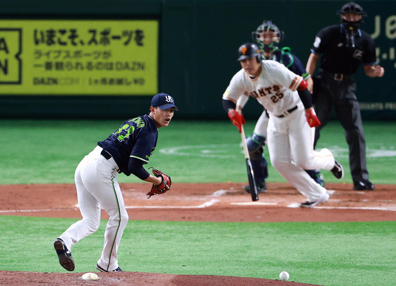 巨人対ヤクルト　1回裏巨人無死満塁、岡本和を遊ゴロ併殺打に仕留め打球を見つめる高橋（撮影・浅見桂子）