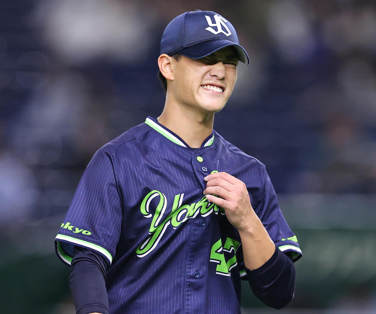 巨人対ヤクルト　1回裏の登板を終え失点を許したヤクルト先発の高橋は悔しげに引き揚げる（撮影・垰建太）