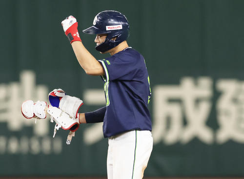 巨人対ヤクルト 6回表ヤクルト1死、二塁打を放ちサイクル安打を達成した塩見はガッツポーズ(撮影・足立雅史)