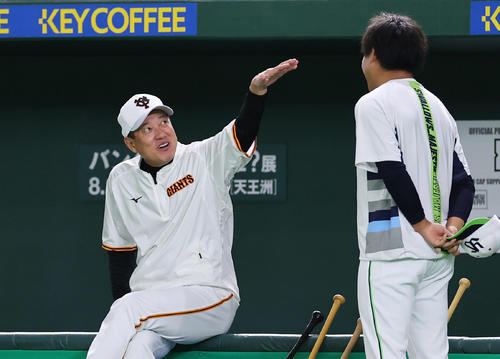 巨人対ヤクルト 試合前、ヤクルト田口(右)と談笑する巨人原監督(撮影・垰建太)