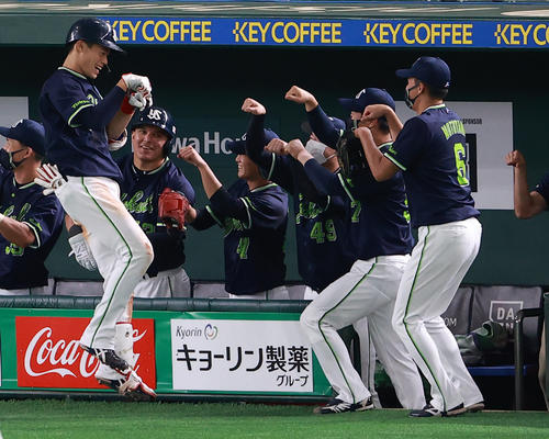 巨人対ヤクルト 4回表ヤクルト1死一、二塁、塩見(左)は3点本塁打を放ち、ナインと喜び合う(撮影・浅見桂子)