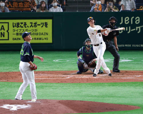 巨人対ヤクルト 4回裏巨人無死、坂本は左越えソロ本塁打を放つ。投手高橋(撮影・浅見桂子)