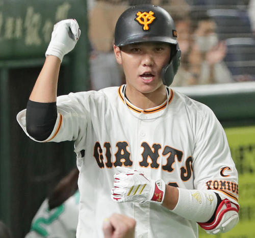巨人対ヤクルト 4回裏巨人無死、坂本は左越え本塁打を放ち「わっしょい!」ポーズ(撮影・足立雅史)