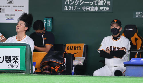 巨人対ヤクルト 4回裏巨人2死一塁、小林(左)が三振に倒れベンチで腕を組み考える原監督(撮影・垰建太)
