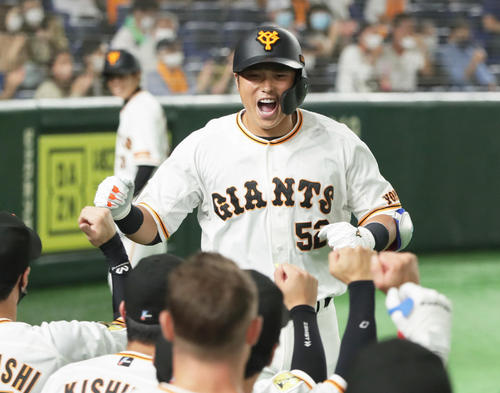 巨人対ヤクルト 5回裏巨人無死、左越え本塁打を放った北村は笑顔でガッツポーズ(撮影・足立雅史)