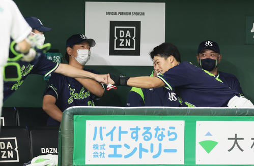 巨人対ヤクルト 6回に二塁打を放ちサイクル安打を達成した塩見(右)は笑顔で高津監督とタッチを交わす(撮影・足立雅史)