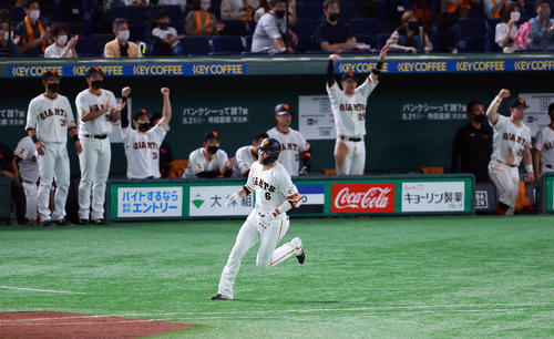 巨人対ヤクルト 7回裏巨人1死満塁、坂本は2点適時左二塁打を放ち激走する(撮影・浅見桂子)