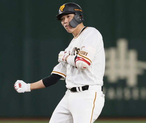 巨人対ヤクルト 7回裏巨人1死満塁、2点適時二塁打を放ちガッツポーズする坂本(撮影・足立雅史)