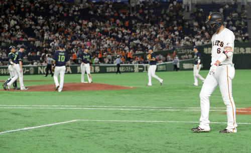 巨人対ヤクルト 9回裏巨人2死一塁、遊飛に倒れ引き分けに終わり引き揚げる坂本(撮影・足立雅史)