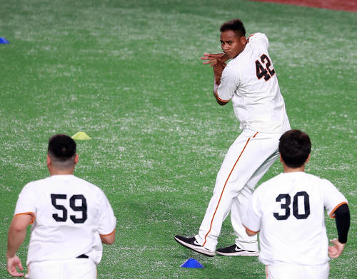 巨人対ヤクルト 練習中、打撃動作する巨人メルセデス(撮影・浅見桂子)