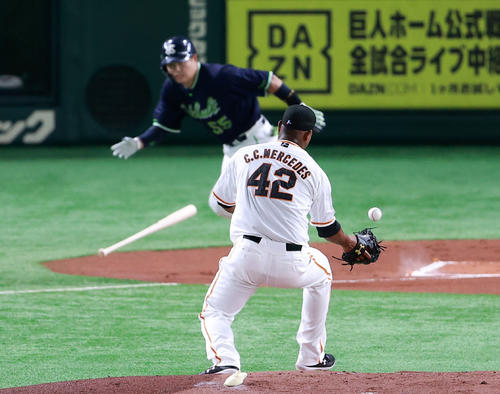 巨人対ヤクルト 1回表ヤクルト1死一、三塁、村上の投手強襲ゴロを体に当てるメルセデス(撮影・浅見桂子)