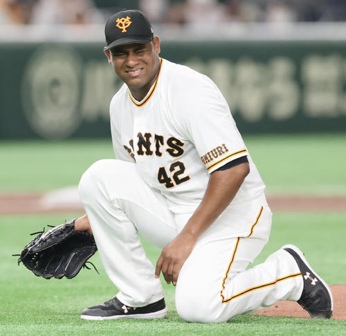 巨人対ヤクルト 1回表ヤクルト1死一、三塁、村上の投手強襲ゴロの間に先制を許し、痛がるメルセデス(撮影・足立雅史)