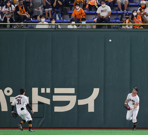 巨人対ヤクルト 3回表ヤクルト無死、塩見の打球は右翼フェンス上部に直撃し三塁打となる(撮影・垰建太)