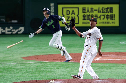 巨人対ヤクルト 3回表ヤクルト無死一、三塁、山田に中犠飛を許し、打球を見るメルセデス(撮影・浅見桂子)