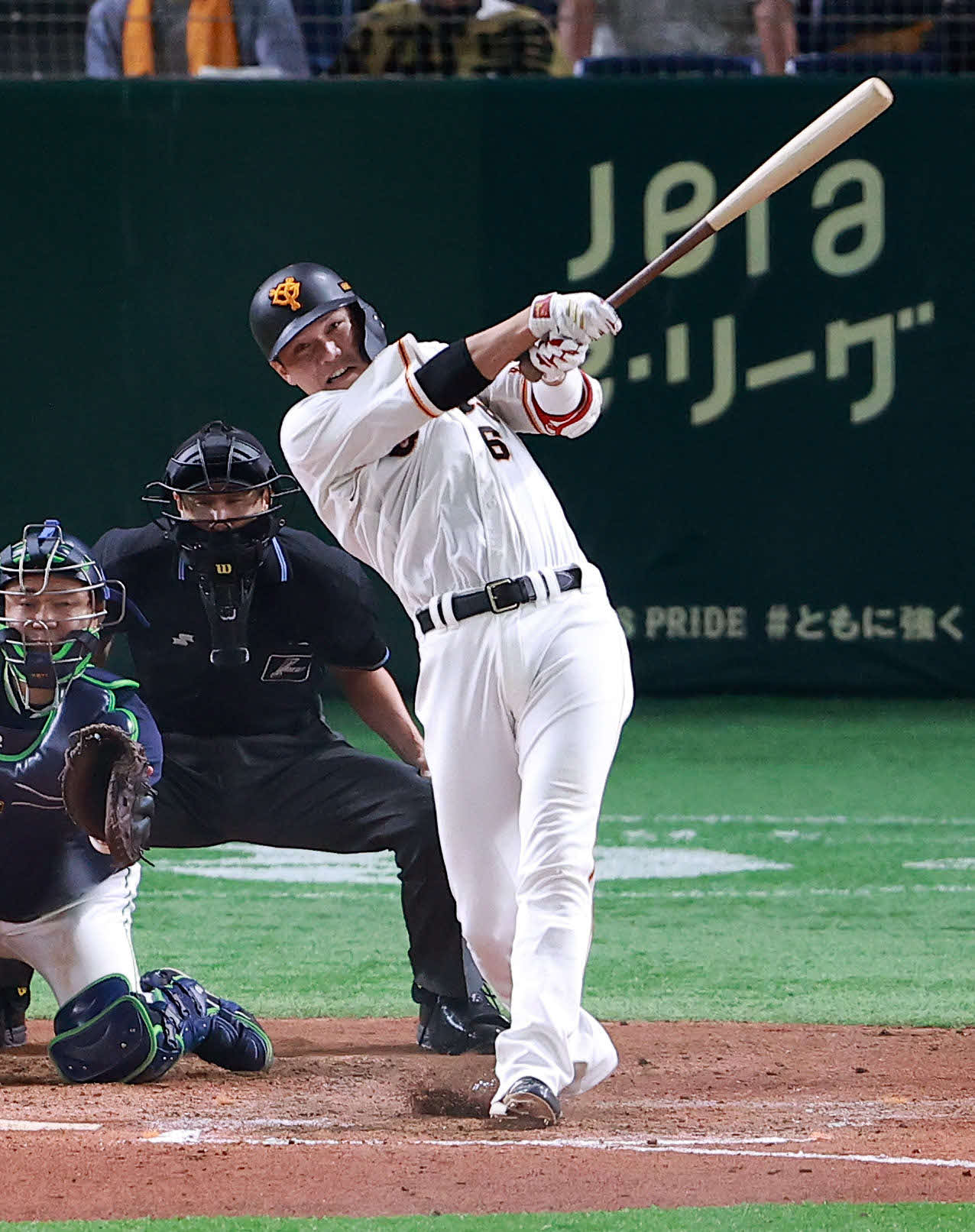 巨人対ヤクルト　7回裏巨人1死満塁、坂本は2点適時左二塁打を放つ。投手大西（撮影・浅見桂子）