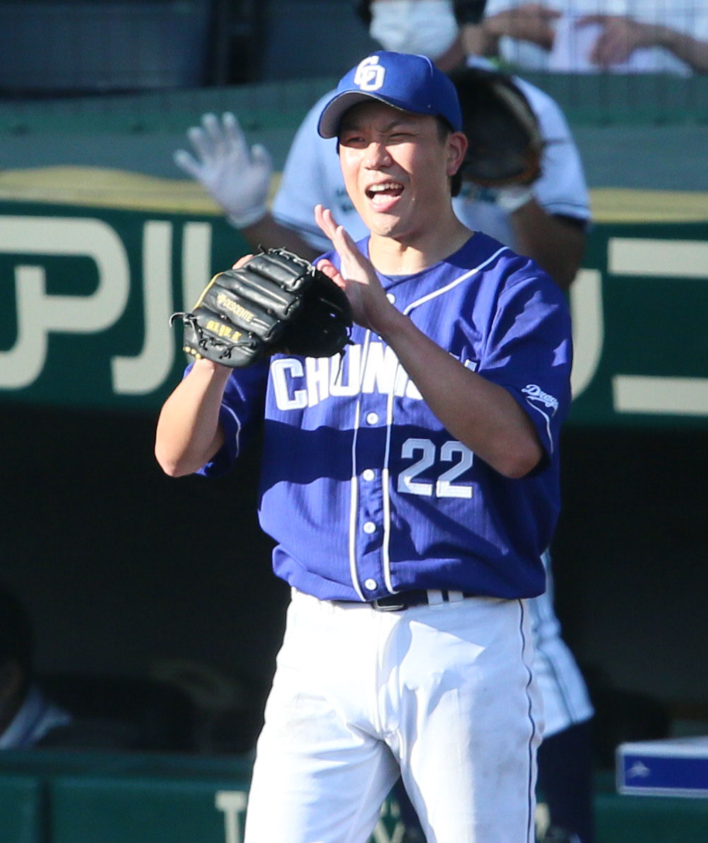阪神対中日　7回裏阪神2死二塁、大野雄は代打サンズを中飛に仕留め喜ぶ（撮影・上山淳一）