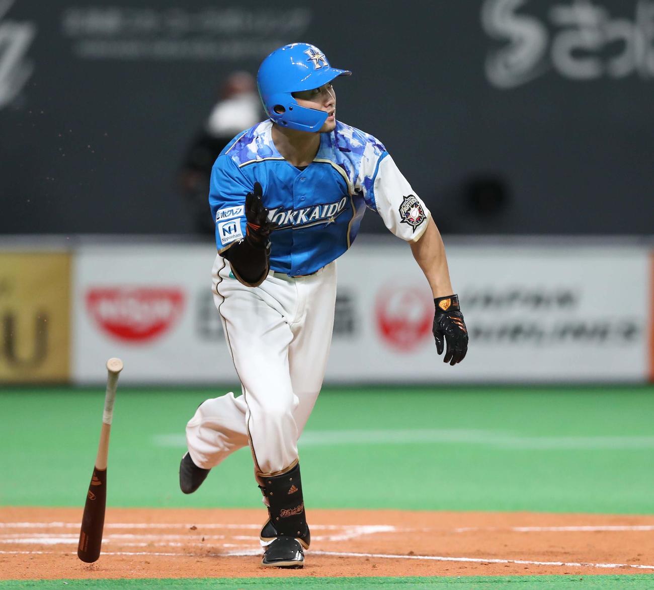 日本ハム対ロッテ　3回裏日本ハム2死二塁、右中間に適時三塁打を放つ西川（撮影・黒川智章）