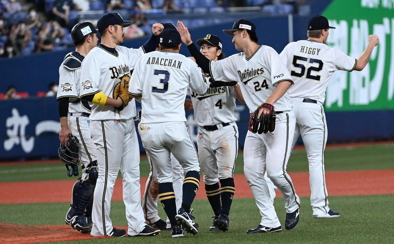オリックス対西武　西武に勝利喜ぶオリックスナイン（撮影・前岡正明）