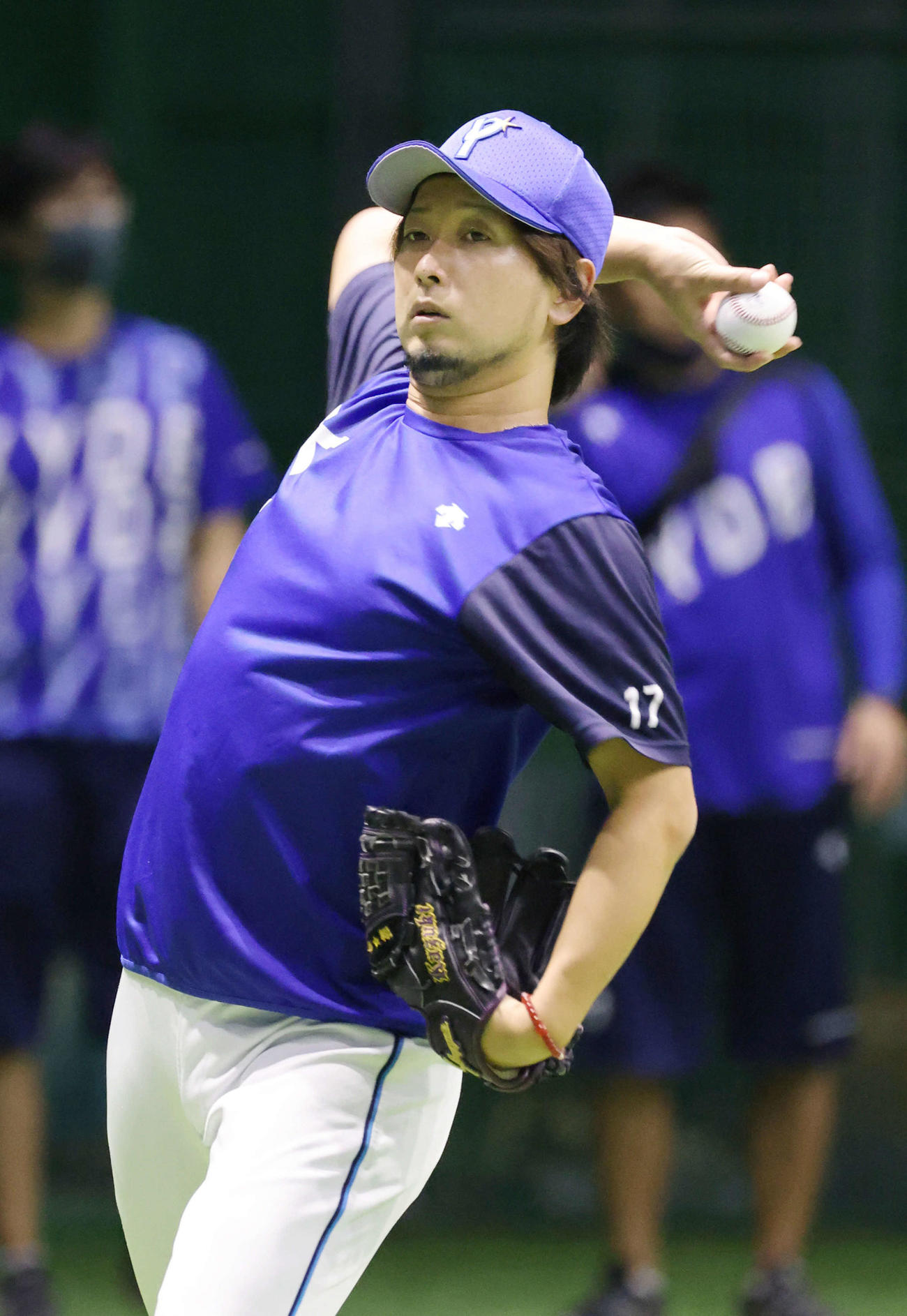 キャッチボールをするDeNA三嶋（撮影・加藤孝規）