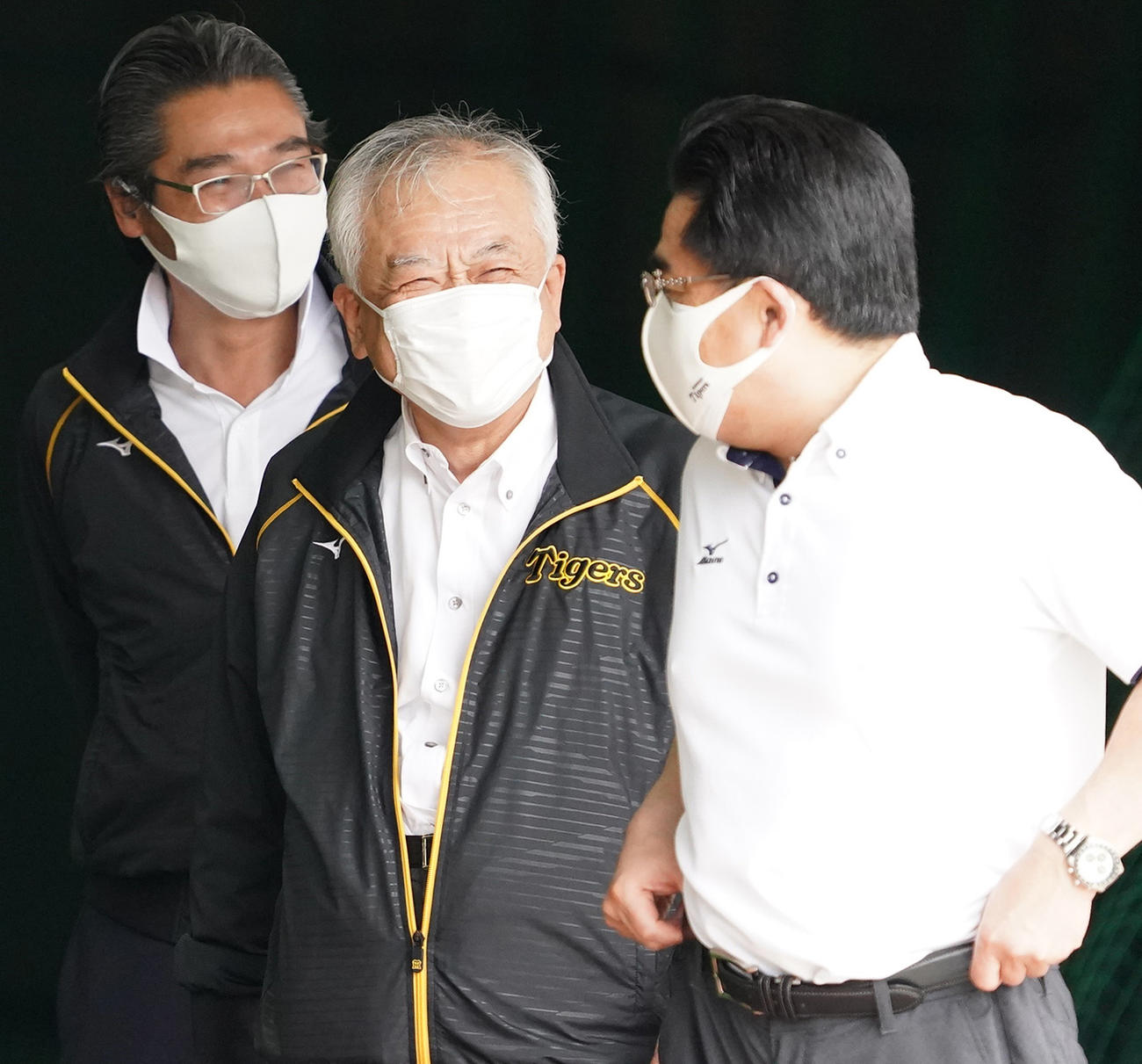 阪神藤原崇起オーナー兼球団社長（中央）（2021年2月23日）