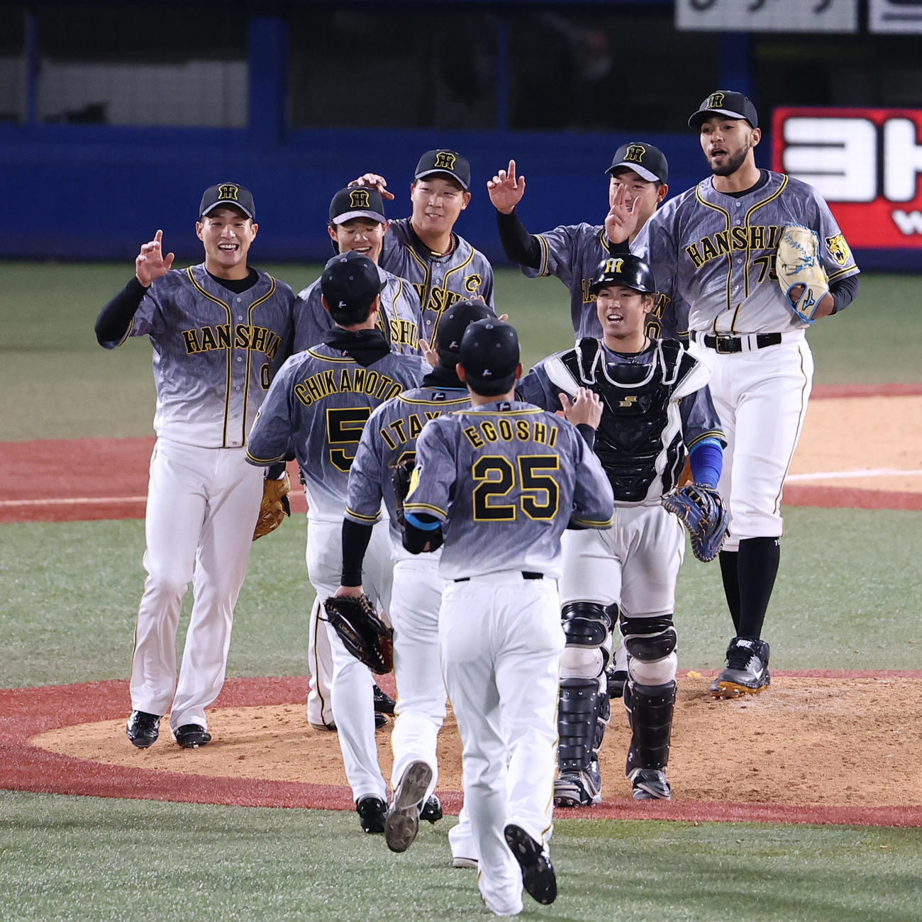 ヤクルト対阪神　開幕戦勝利を喜びあう阪神の選手たち（2021年3月26日）
