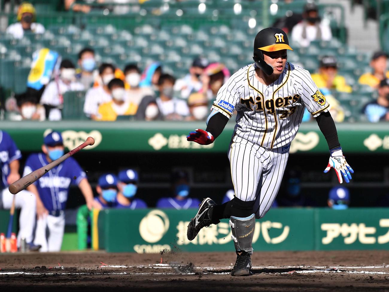 阪神対中日　6回裏阪神1死二塁、右前に先制適時打を放つ糸原健斗（撮影・上田博志）