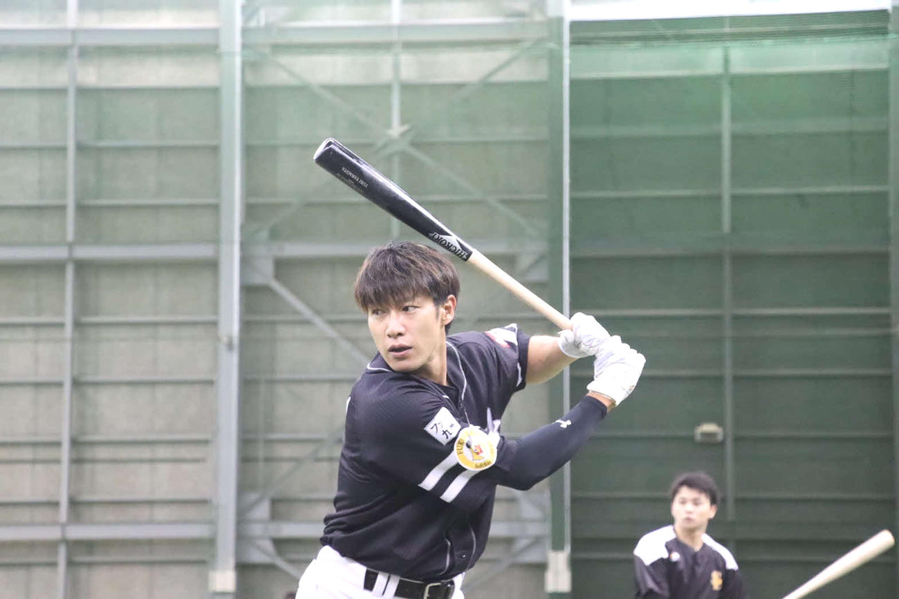 楽天戦が雨天中止となり、室内練習場で調整するソフトバンク柳田（球団提供）