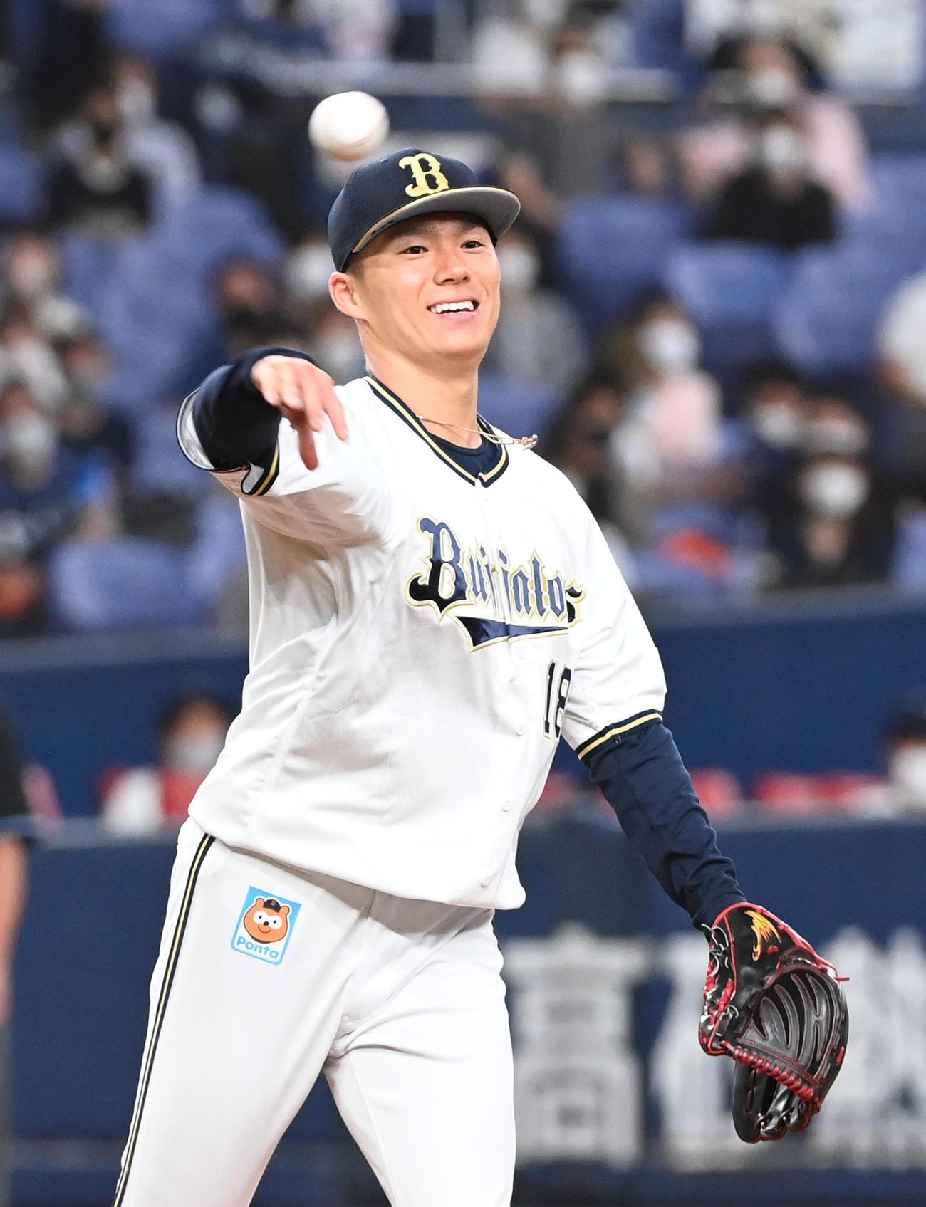 オリックス対西武　4回表西武無死、森を投ゴロに打ち取り笑顔を見せる山本（撮影・前岡正明）