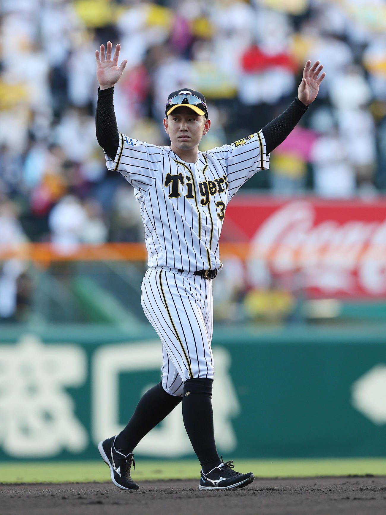 阪神対中日　ヒーローインタビューを終え、観客に手を振る阪神糸原（撮影・前田充）