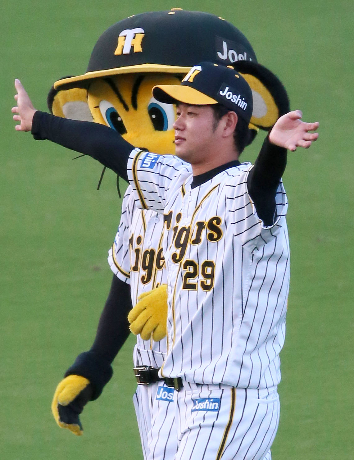 阪神対中日　今季初勝利を挙げた高橋はファンの歓声に手を振って応える（撮影・上山淳一）