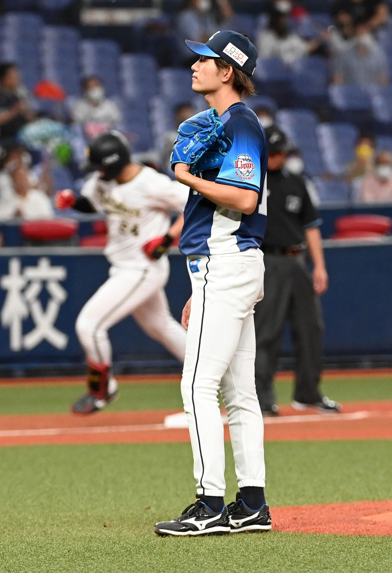 オリックス対西武22回戦　5回裏オリックス1死一塁、紅林に左中間へ2点本塁打を打たれがっくりする今井（撮影・前岡正明）