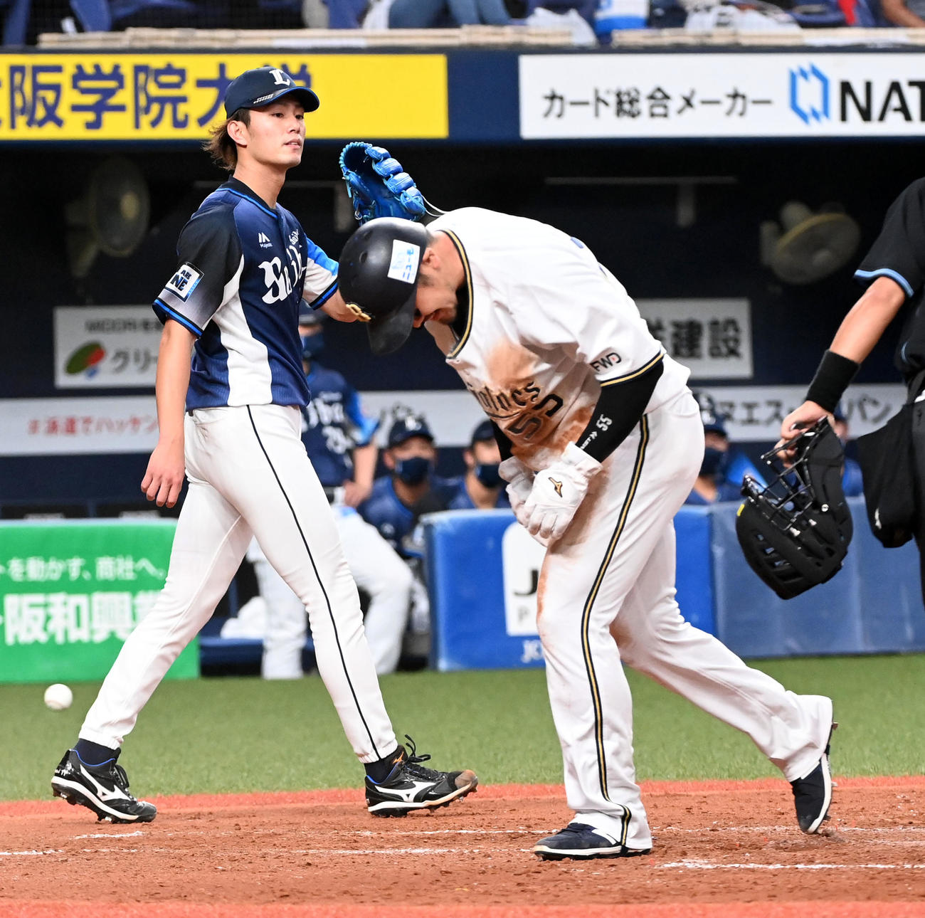 オリックス対西武　4回裏オリックス無死一、二塁、モヤに先制中越え適時2点二塁打を打たれがっくりする今井（左）。右は生還したT－岡田（撮影・前岡正明）
