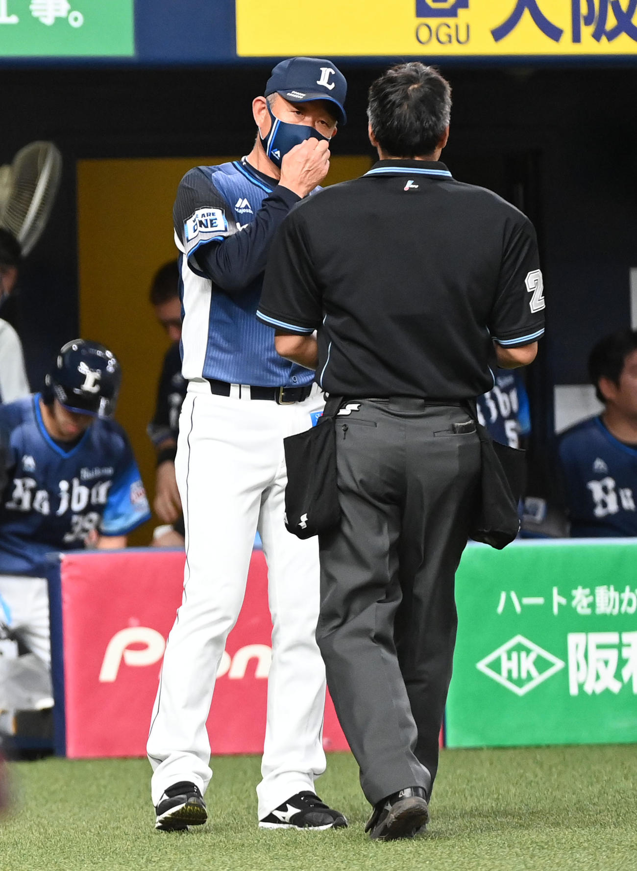 オリックス対西武　7回、投手交代を告げる辻監督（撮影・前岡正明）