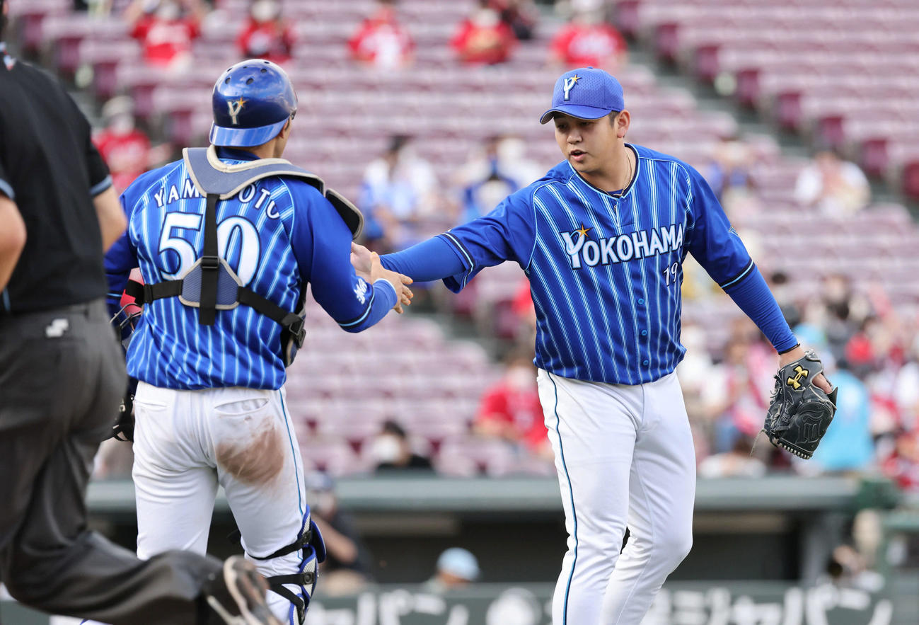 広島対DeNA　今季初セーブの山崎（撮影・加藤孝規）