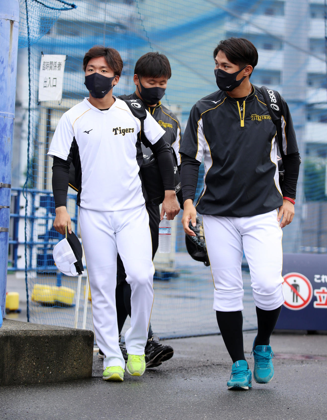 西純（右）と並んで室内練習場へ移動する村上（2021年9月17日撮影）