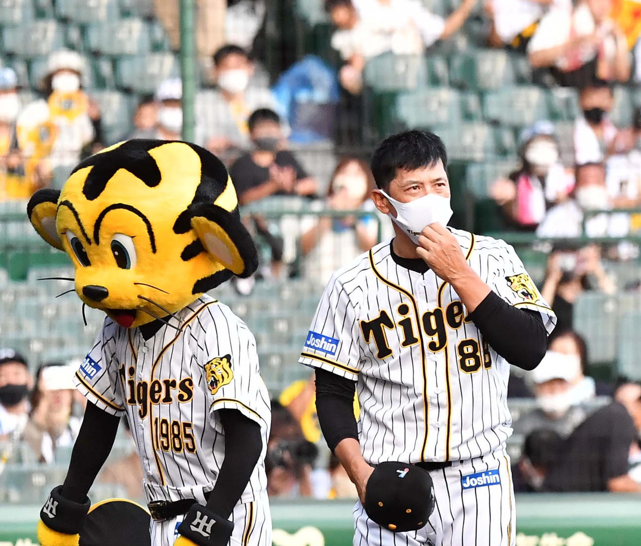 阪神対中日　中日に勝利しファンにあいさつする矢野監督（撮影・上田博志）