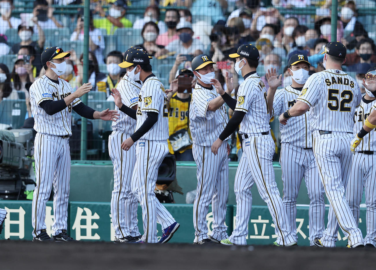 阪神対中日　中日に勝利し、阪神高橋（左から2人目）らを迎える矢野監督（左端）（撮影・前田充）