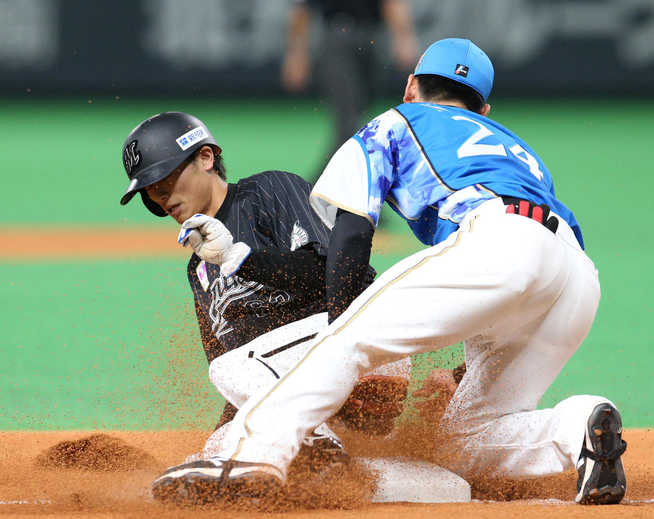 日本ハム対ロッテ　8回表ロッテ無死二塁、三木の捕ゴロの間に三塁に進塁を試みるも走塁死するロッテ和田（撮影・佐藤翔太）