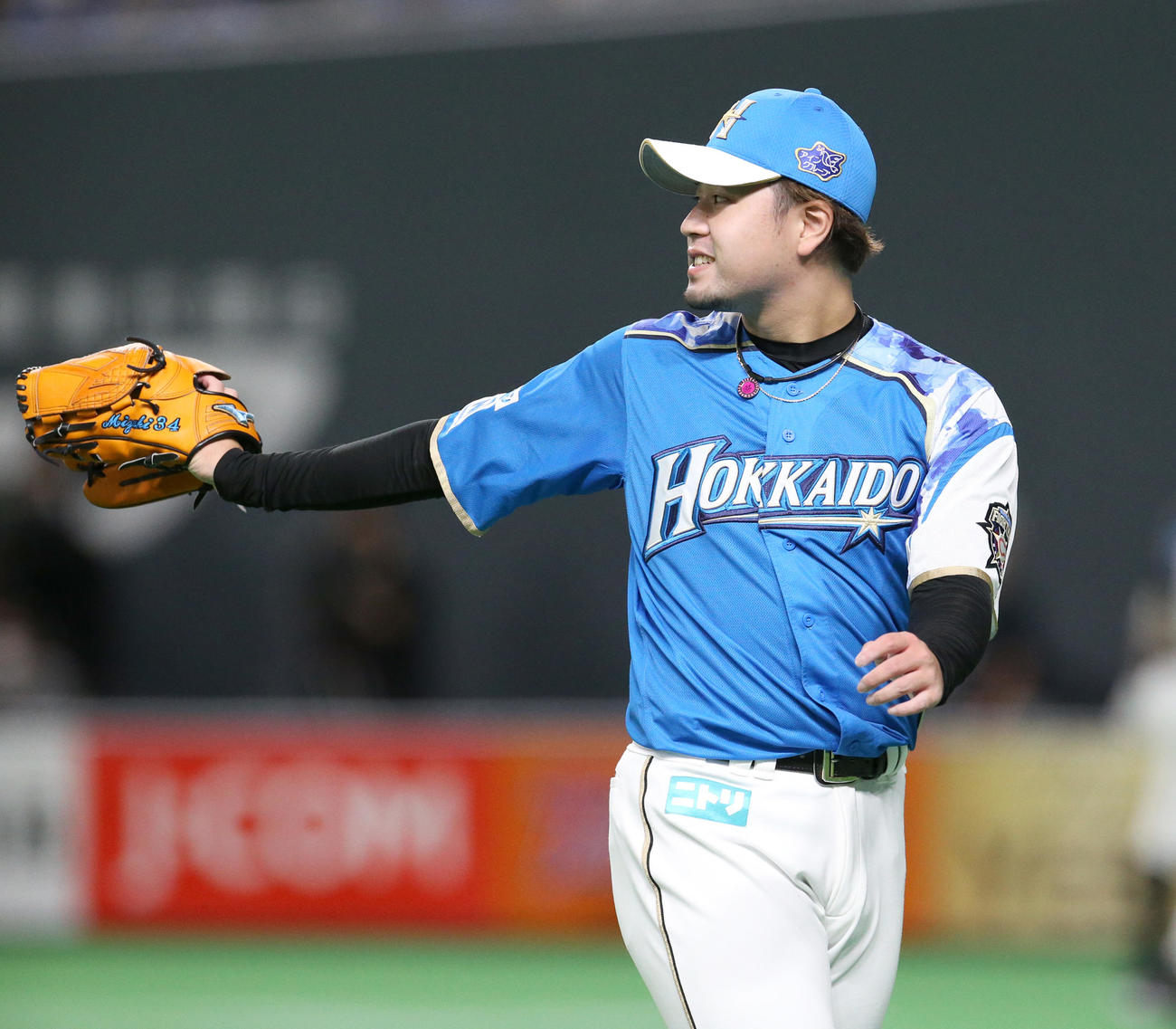 日本ハム対ロッテ　7回表を無失点に抑え笑顔でベンチに戻る日本ハム堀（撮影・佐藤翔太）