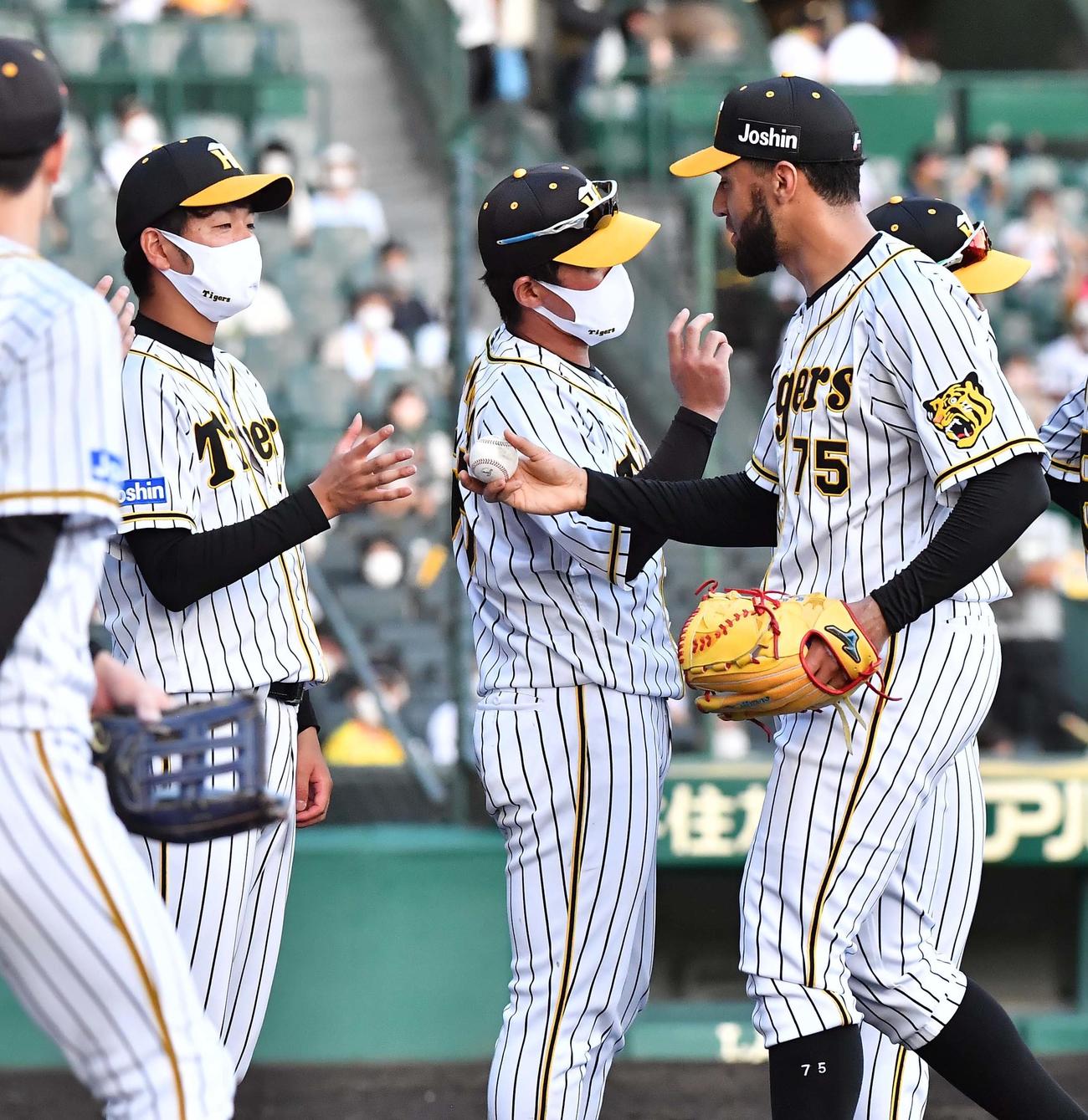 阪神対中日　中日に勝利しスアレス（右）から勝利球をもらう高橋（撮影・上田博志）