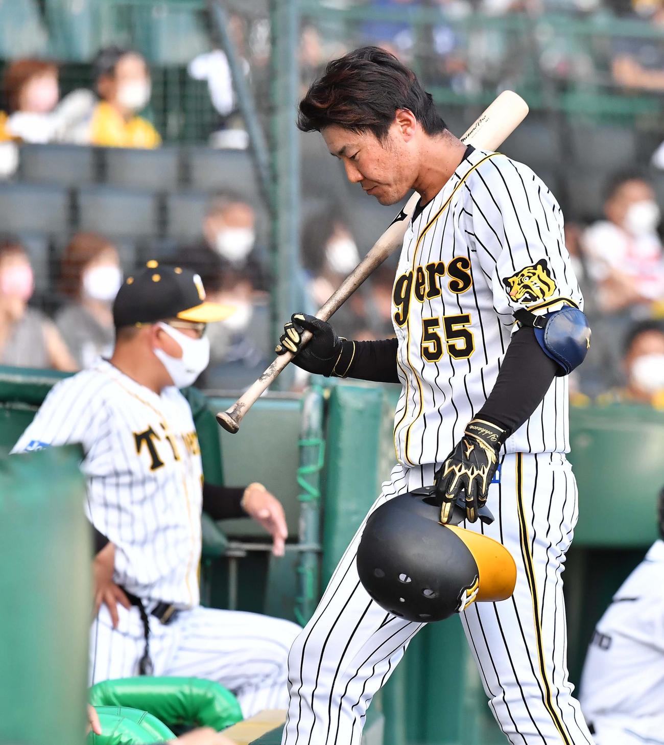 阪神対中日　7回裏阪神無死一塁、三振に倒れる陽川（撮影・上田博志）