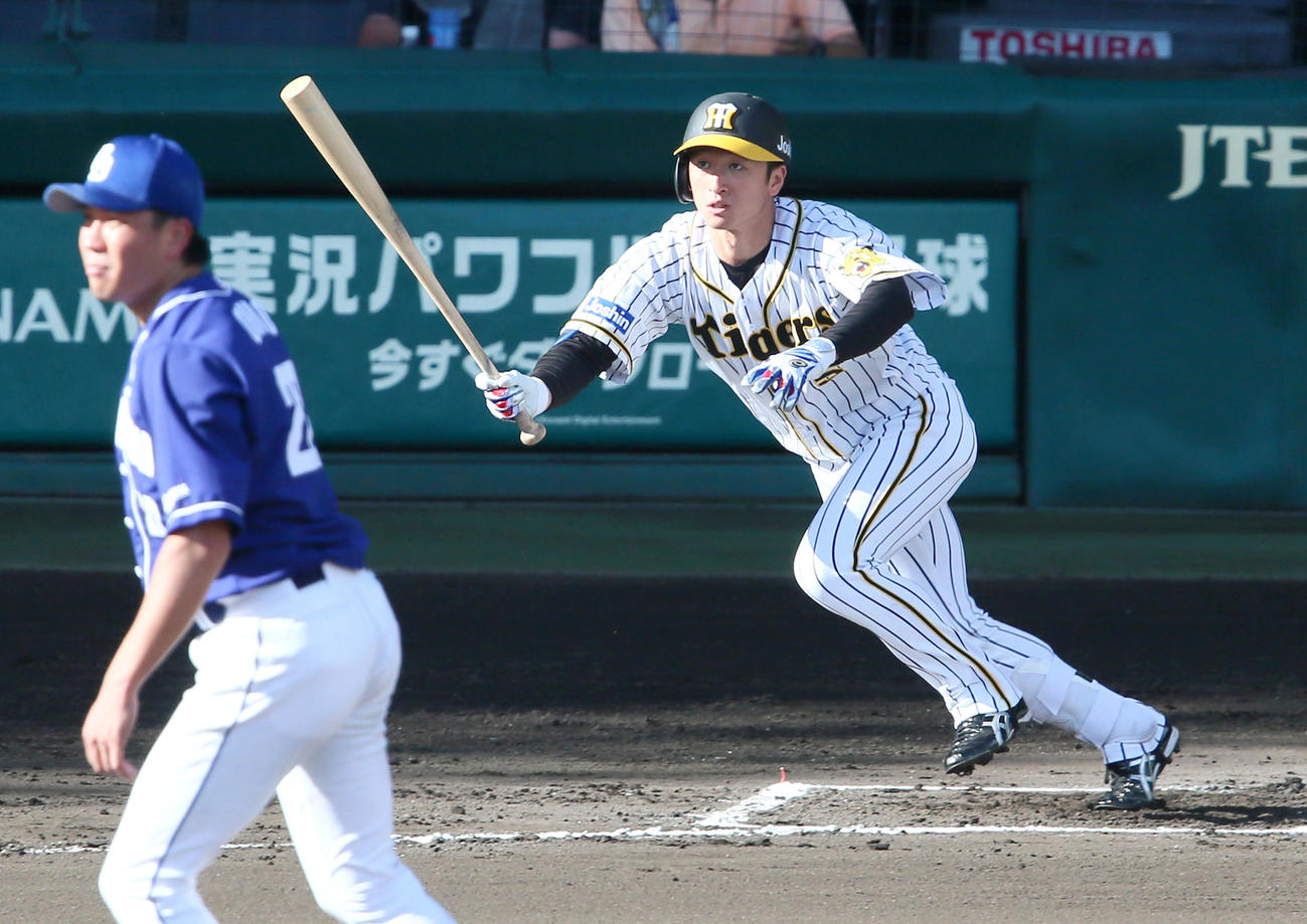 阪神対中日　6回裏阪神無死、近本は右前打を放つ（撮影・上山淳一）