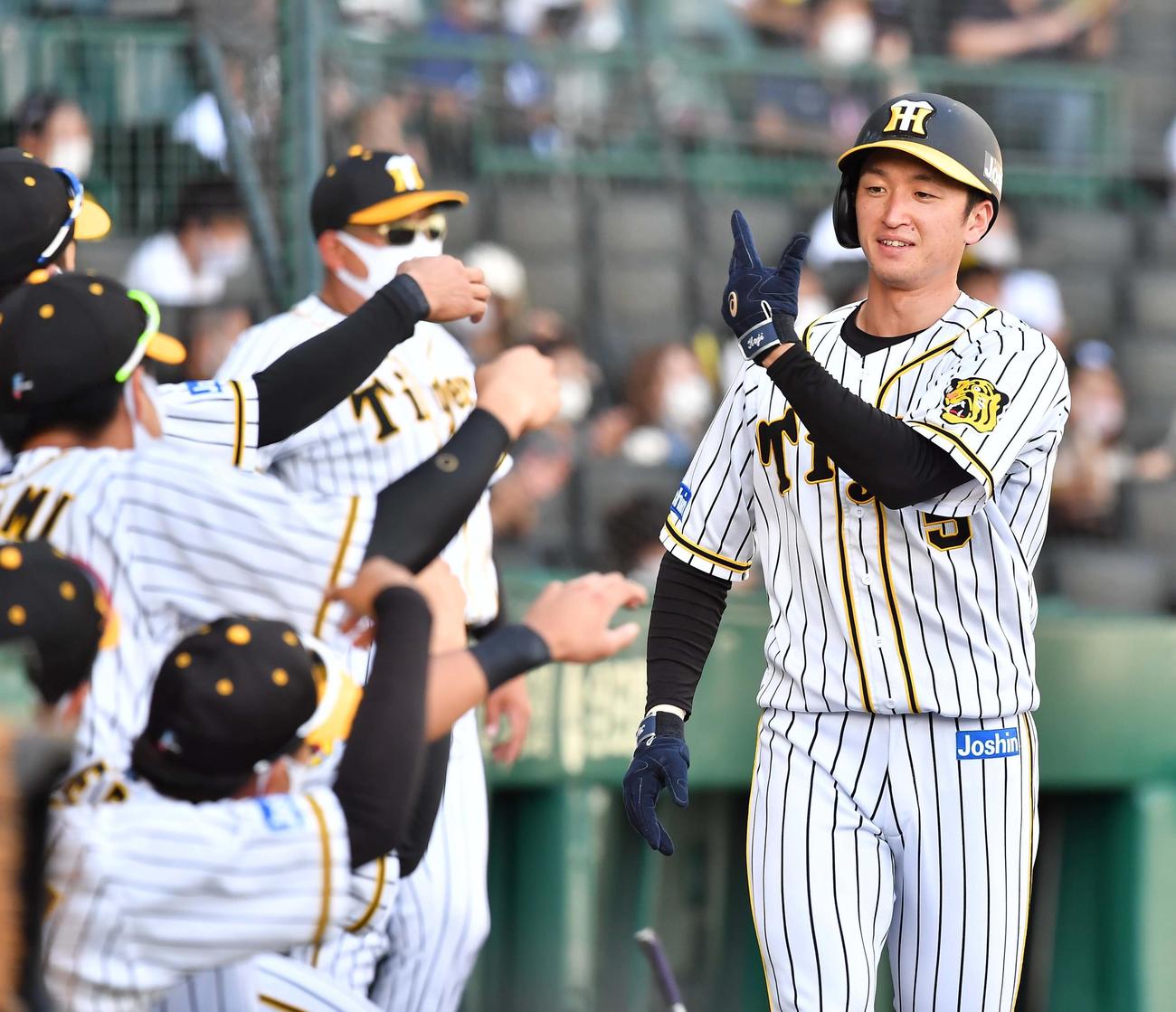 阪神対中日　6回裏阪神無死、糸原の右前先制適時打で生還しナインとエアタッチする近本（撮影・上田博志）