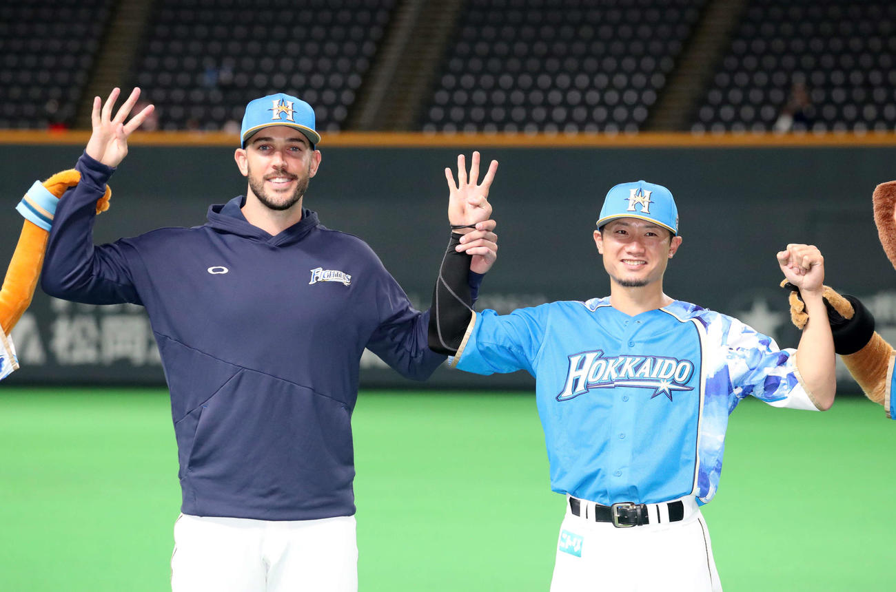 日本ハム対ロッテ　試合終了後、記念撮影に応じる日本ハム・バーヘイゲン（左）と西川（撮影・佐藤翔太）