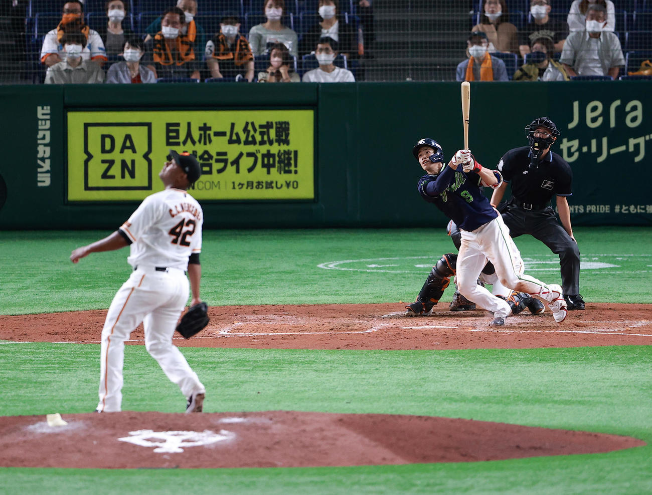 巨人対ヤクルト　4回表ヤクルト1死一、二塁、塩見は3点本塁打を放つ。投手メルセデス（撮影・浅見桂子）
