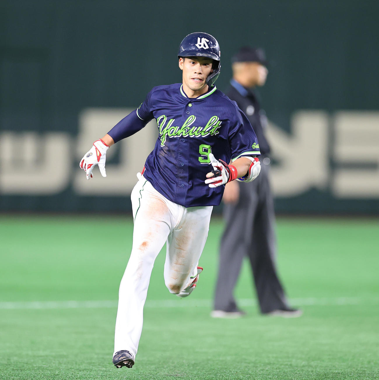 巨人対ヤクルト　3回表ヤクルト無死、フェンス直撃の打球を放ち一気に三塁へと向かう塩見（撮影・垰建太）