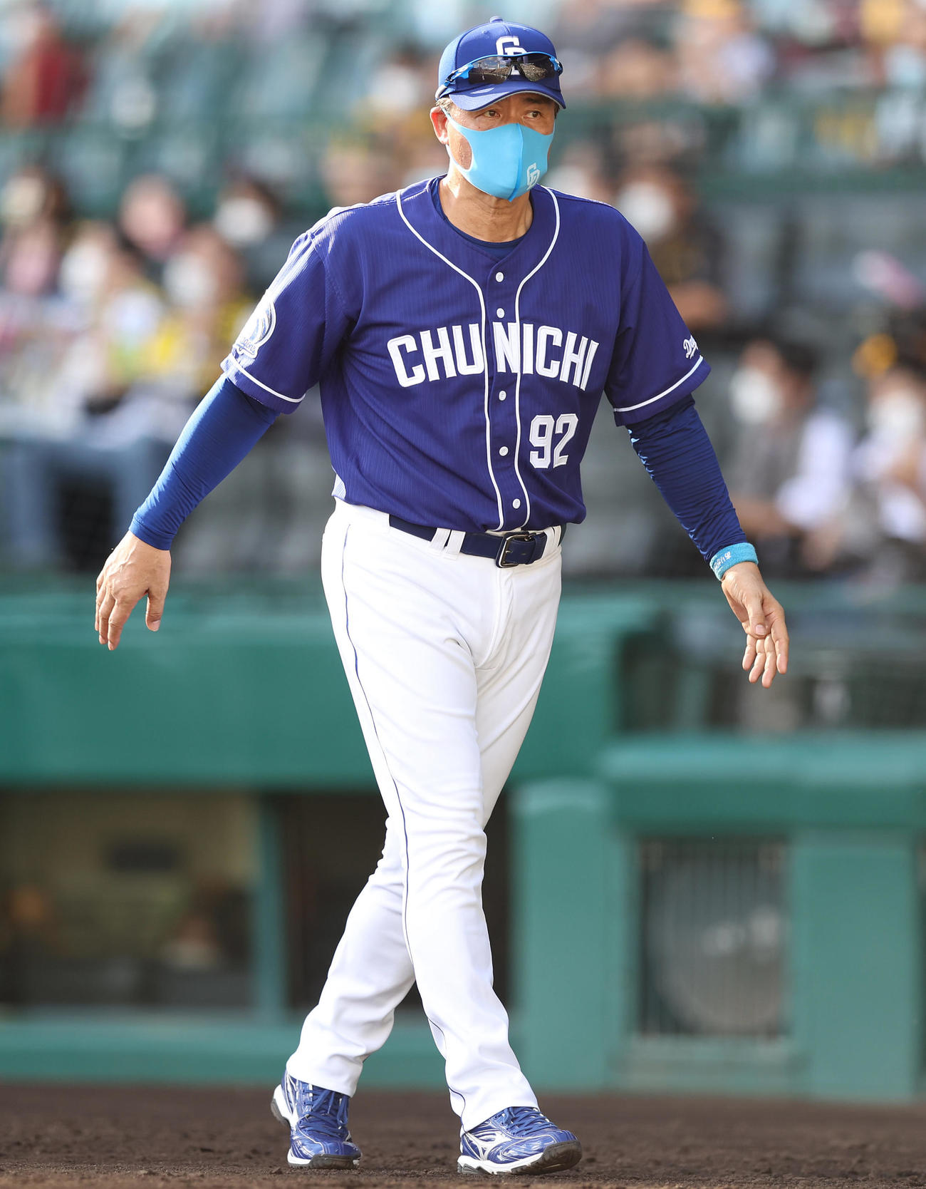 阪神対中日　7回、選手交代を告げベンチへ戻る中日与田監督（撮影・前田充）