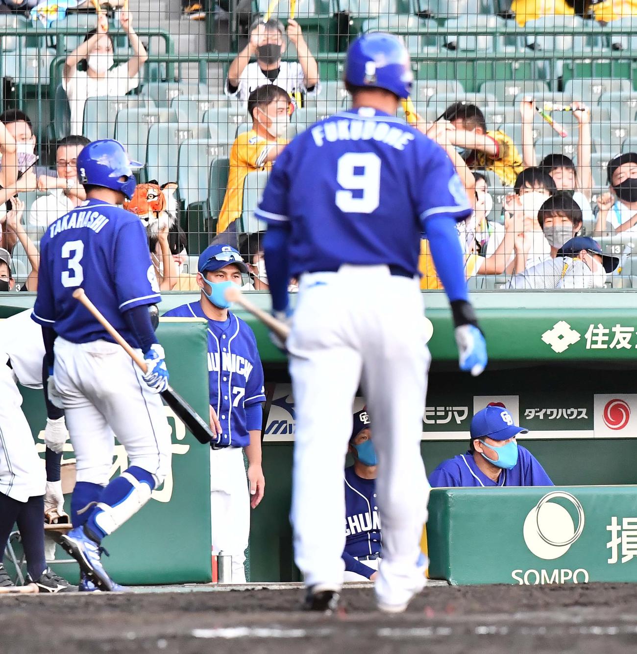 阪神対中日　阪神に敗れ肩を落とす与田監督（右）（撮影・上田博志）